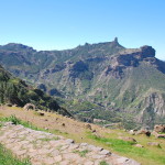 Pohled na Roque Nublo (ten „malý kamínek“ nahoře)