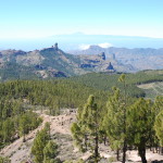 Roque Nublo a v pozadí Tenerife z Pico de las Nieves